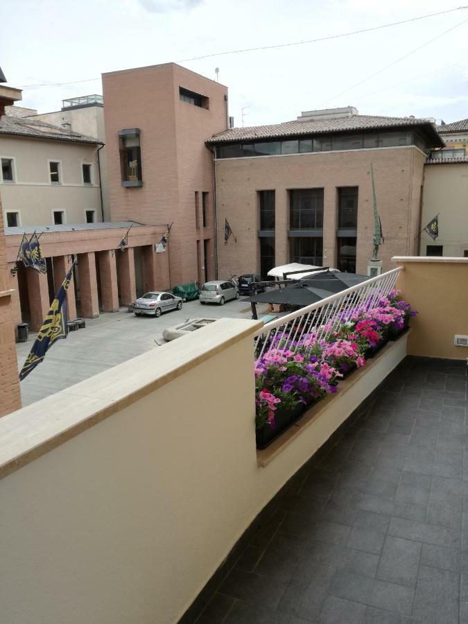 Bloom Rooms Foligno Bagian luar foto