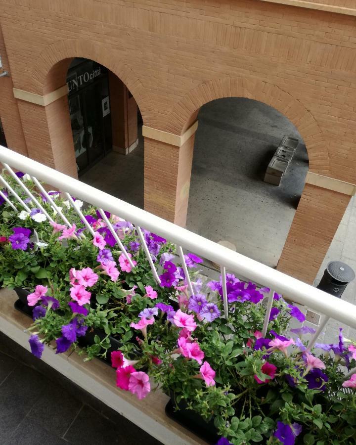 Bloom Rooms Foligno Bagian luar foto