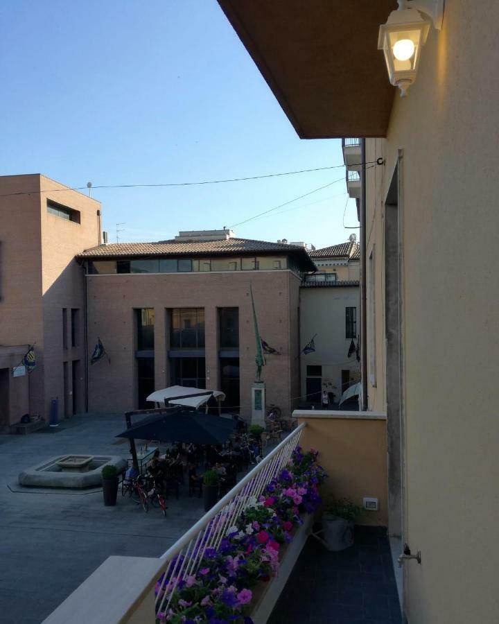 Bloom Rooms Foligno Bagian luar foto